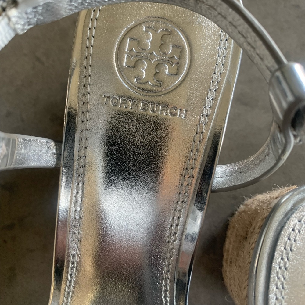 Tory Burch silver leather sandals with mirror finish. - Picture 2 of 4